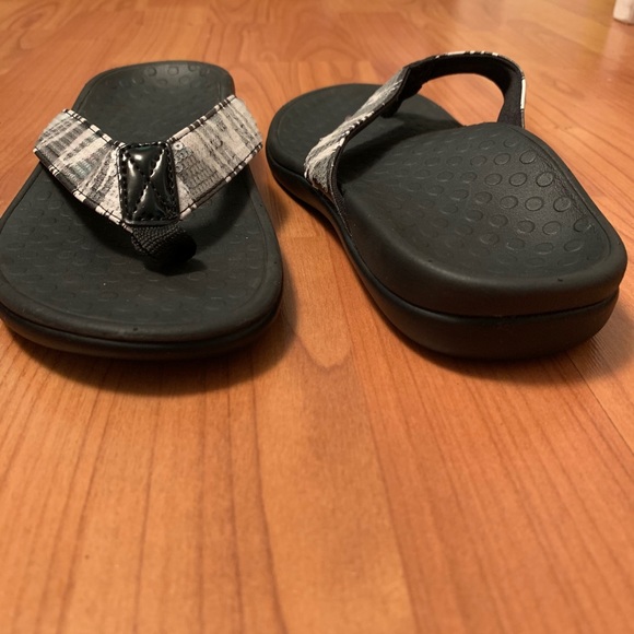 New Vionic Sandals - Picture 3 of 3
